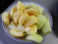 Äpfel schälen und grob reiben. ...