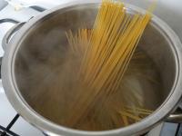 Spaghetti im gesalzenen Wasser kochen. Spaghetti...