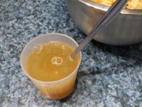 Zucker im Wasser zerlassen und Zitronensaft...