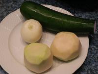 Zwiebel und Kohlrabi schälen. Endungen von...