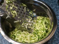 Zwiebel und Zucchini grob reiben, Salz zugeben....