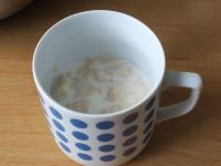 Mehl mit Zucker in ein bisschen lauwarmer Milch...