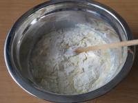 Hefe und Milch mit Butter zugießen....