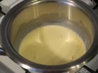 Schlagsahne zum Sieden bringen und in sie Zucker...