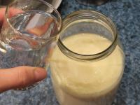 In eine Flasche mit breitem Hals umgießen und Rum...