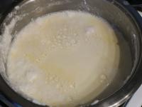 In die Milch gießen, in der wir die Schneeknödel...
