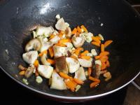 Pilze und Knoblauch in die Bratpfanne zugeben....