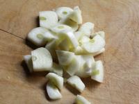 Geputzten Knoblauch in nicht zu dünne Scheiben...