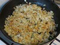 Zwiebel schälen, klein hacken und im Öl...