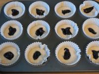 In jedes Muffinkörbchen in Mitte einen Teelöffel...
