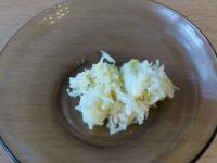 Geputzten und geraspelten Knoblauch und Ingwer zur...