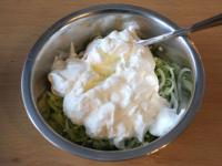 Joghurt zufügen und vermischen....