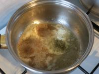 Butter in einem Topf aufwärmen, Gewürz (Fenchel...