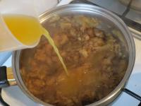 Orangensaft zugießen......