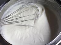 Kokossahne mit Zucker vermischen. Mascarpone in...