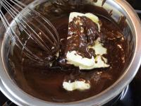 Schokolade aufbröckeln und mit Butter in einem...