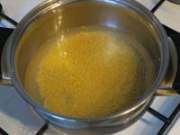 Hirse unter fließendem Wasser waschen, in Topf...