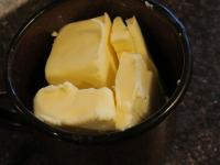 Butter in der Tasse zerlassen....
