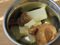 Karamell-Milch in weiche Butter zugeben....
