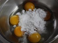 Eigelb mit Zucker verquirlen. Aus Eiweiß mit...