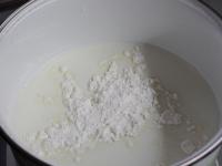 Puddingpulver und Zucker in Milch vermischen....