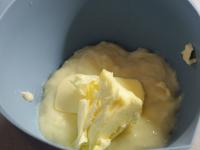 ... und Butter hineinschlagen....