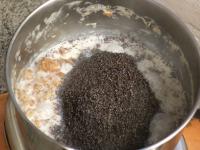 ...und Mohn zugeben. Weitere 5 Minuten kochen....