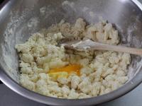 Eier zufügen und den Teig durchkneten....