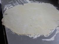 Mehl nach Bedarf zugeben und in Dicke cca 3 mm...