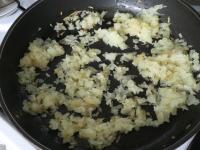 Zwiebel schälen, klein hacken und im Öl...