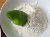 Ende von Paprika in glattes Mehl eintauchen. ...