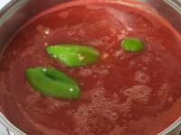 Das Tomatenmark in Topf gießen und Wasser...