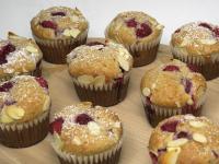 Muffins aus der Form nehmen und mit Puderzucker...