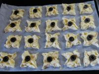 Die Kuchen auf Backblech mit Backpapier legen. Mit...
