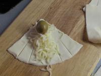 In Mitte jedes Kreises geraspelten Käse und Olive...