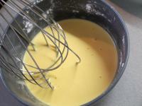 Die Puddingpulver in Wasser vermischen....
