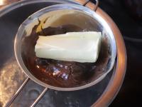 Schokolade und Butter im Dampfbad zerlassen....