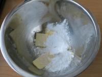 Zu einem krümeligen Teig aus Grieß, Zucker und...