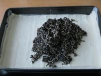 Apfel-Mohn-Mischung auf den Teig geben....