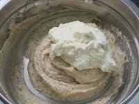...und die Sahne. Creme in den Kühlschrank für...