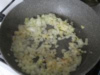 Zwiebel schälen, klein hacken und im Öl...
