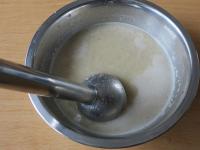Die Sauce zermixen, Wasser zugeben und salzen....
