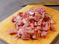 Fleisch in kleine Stücke schneiden, heftig auf...