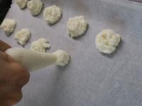 ...und Hügel auf ein mit Backpapier belegtes...