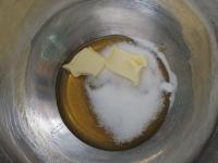 Honig, Zucker und Butter schaumig schlagen....
