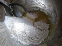 Mehl zur Butter-Honig-Grundlage zugeben... ...