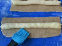 Marzipan vierteln. Aus jedem Teil ein 24 cm langes...