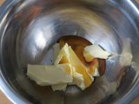 Honig und Butter in einer Schüssel schlagen....