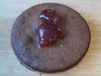 Marmelade auf einen leicht abgekühlten Kuchen...