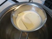 Die Schokolade in der Sahne in einem Dampfbad...